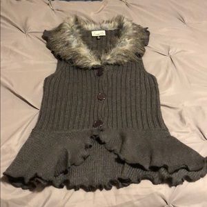 Sweater vest with fur collar